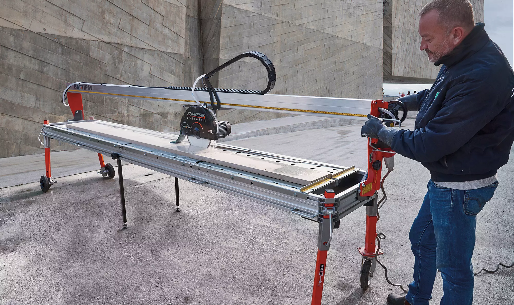 резка керамогранита 45 градусов. 45-градусный угловой режущий станок. плиткорез для заусовки плитки под 45 градусов. инструмент для резки плитки 45 градусов. станок плиткорез 45 градусов.